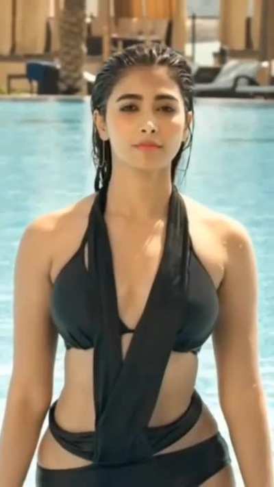 Pooja Hegde's legendary bikini scene!!! Sooo sexy!<wbr>👅👅💦💦🍆<wbr>🍆How did Allu control his boner?!