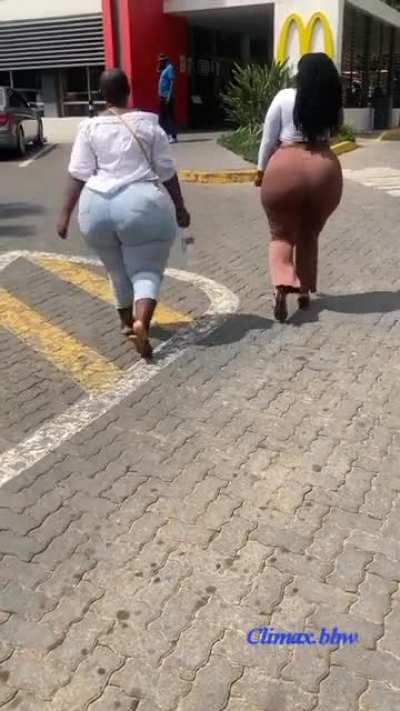 2 bigbo<wbr>oty🍑🍑