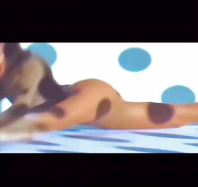 still can’t believe Ariana Grande blessed us all with this 🍑