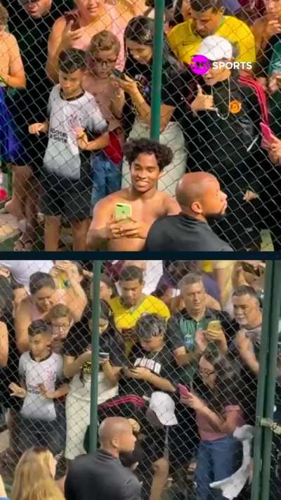 Endrick interagindo com os torcedores depois de treino aberto da seleção