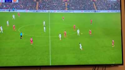 Same referee that gave Trossard a 2nd yellow for kicking the ball away for delaying the restart watches a United player kick it away and waves play on