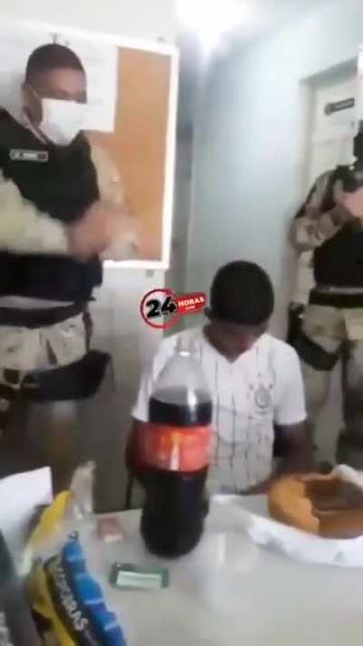 La policía brasileña celebrando el 18 cumpleaños de un chavalito que ha robao para poder arrestarle después (no es invent).