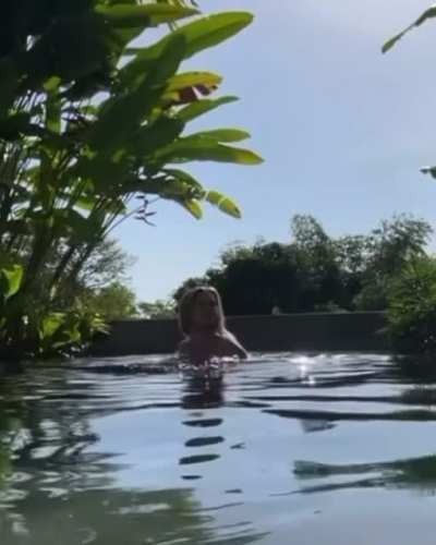 Julia im Pool …Instagram Storys vom 24.09.22 vom Bali Urlaub