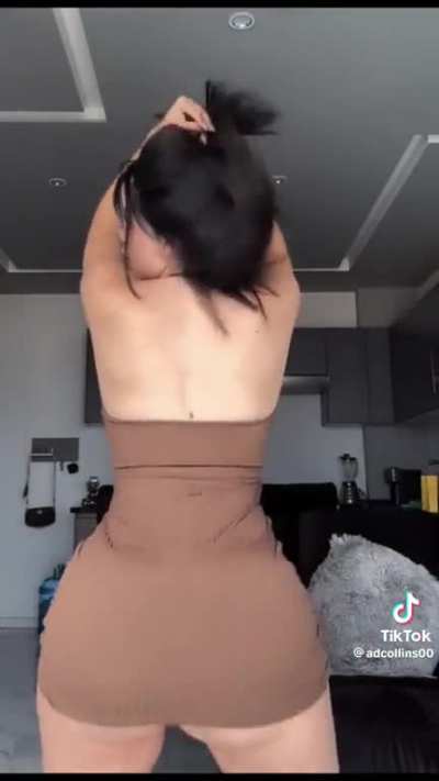 Love a thot in a skimpy dress