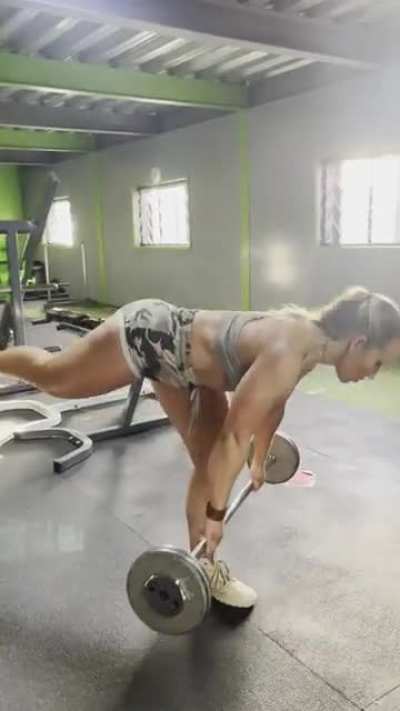 Single leg RDL’s to grow that booty ;)