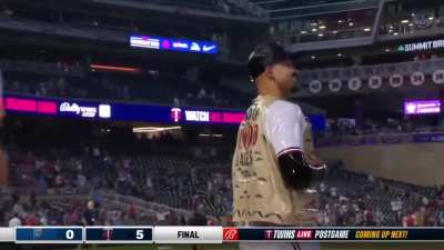[Highlight] Pablo came up with the idea of the fishing vest for the homer celebration so Buxton brings it out to him after his CGSO