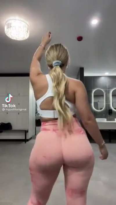 @itsj<wbr>ustli<wbr>lorig<wbr>inal - seen so many bootys but this one has no match