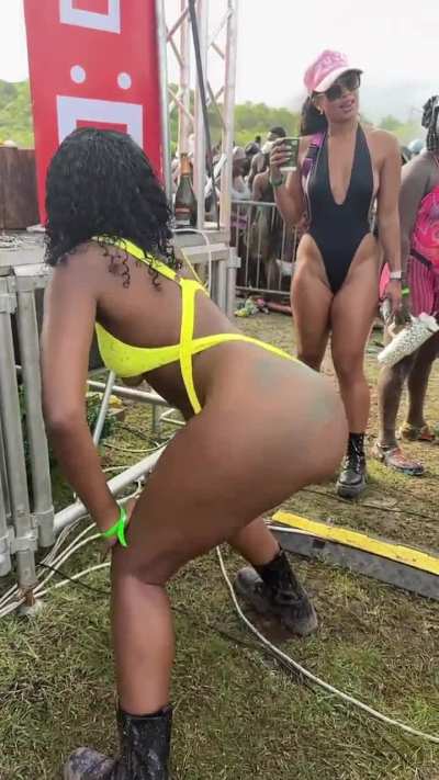 Getting on bad in St. Lucia 🇱🇨 (@off<wbr>icial<wbr>.deef<wbr>inewh<wbr>ine)