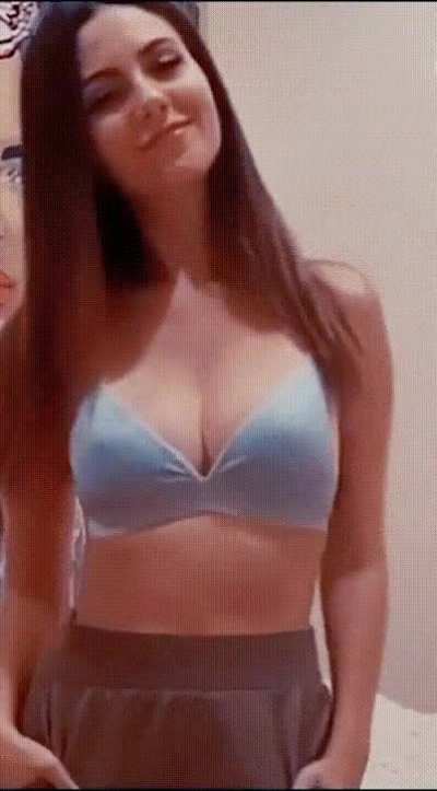 Victoria Justice rewarding & teasing her good boys with a body reveal in 60fps. How would you enjoy the night with her?
