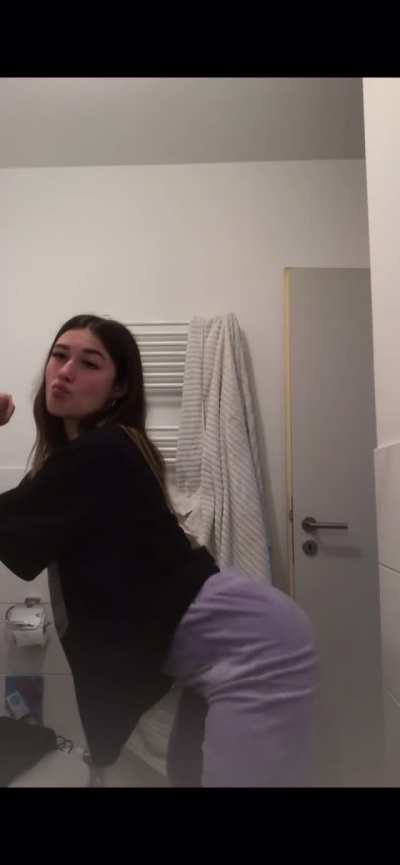 Jana Nell am twerken