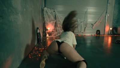 Spooky floor twerk 🍑 🔥 😉