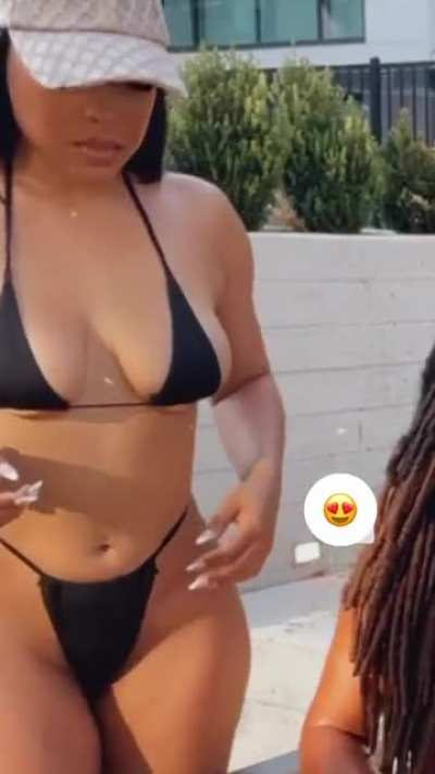 👸🏽👙
