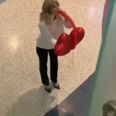 Balloon woman has talent