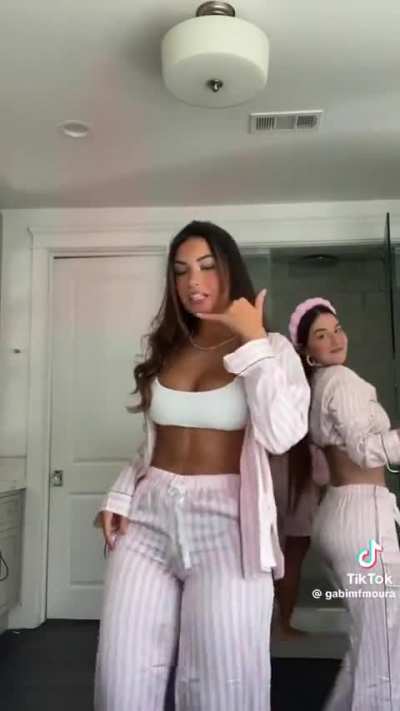 Love her bounce here😳 Also peep her perfect ass at the end