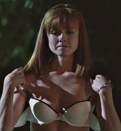 [Topless] Galadriel Stineman in Shameless [S3E4-2013]