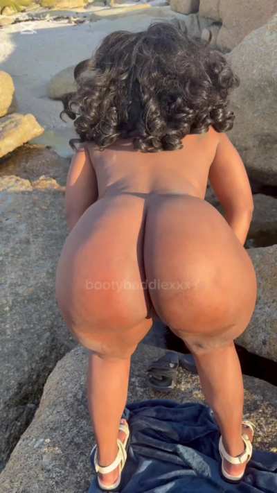 Be honest… would you look away? 🌊 😈