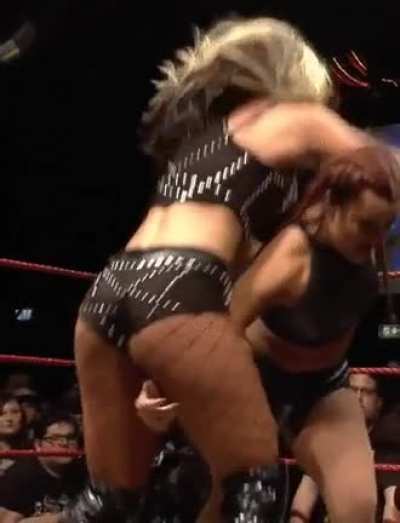 Toni Storm (1 MIC)