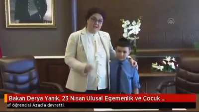 Çocuk öksüz yetim orda çikolatayı versen nolursun he görevden mi alırlar kim bilir nasıl çekmiştir canı çocuğun. Ramazan dolayısıyla çikolata vermemek nedir çıldıracam ya anasını sikeyim böyle ülkenin