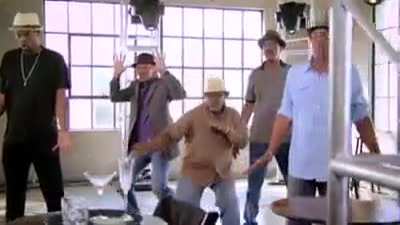 *criança morrendo nafabrica de chocolate* oompaloompas: