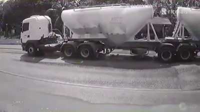Two trucks turn a car into a metal ball, sadly none of the 6 passengers survived. Brazil 19/04/2021