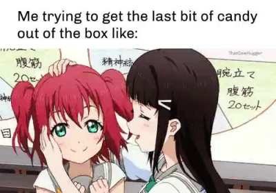>_<