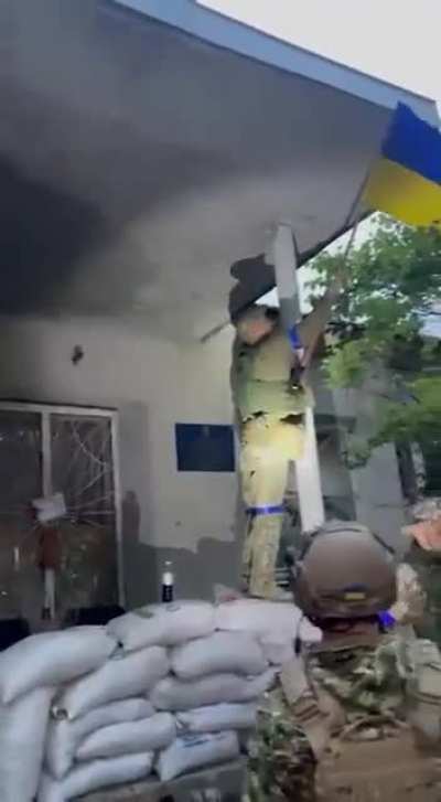 The Territorial Defense Forces installed the flag of Ukraine in the village of Strilecha, Kharkiv region on the border with Russia, while the Russian flag was used as a boot wiper.