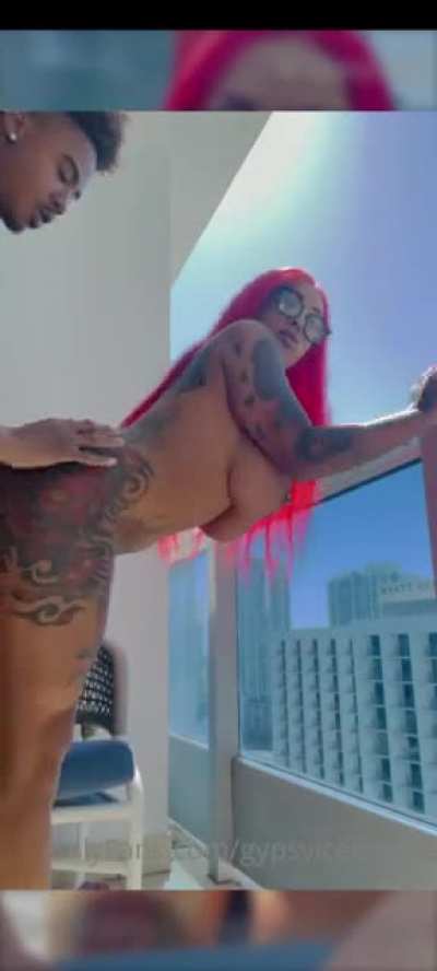 😈