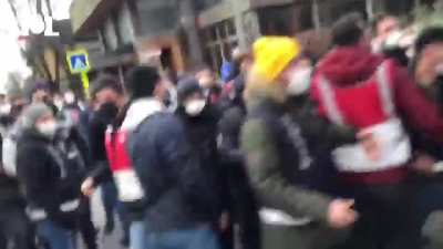 Gözaltına almak için aşşağı bak toplu gezme gibi saçma sapan bahaneler yaratıyor. Halkın polisi değil mahalle abisi sanki am çullaması