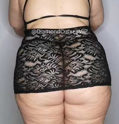 Huge ASS warming up for your🍆💦