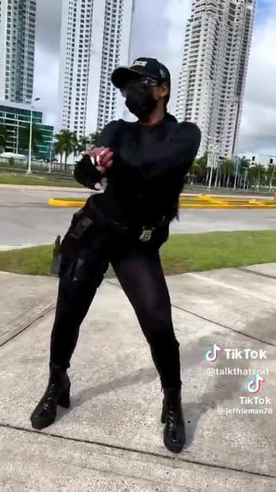 What's her @???? It's not either of the ones in the vid?