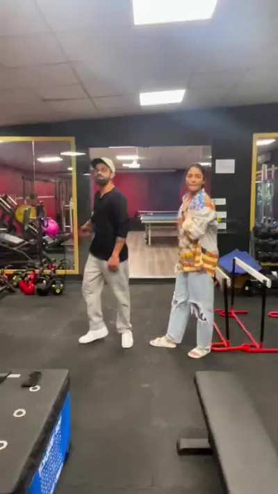 Anushka Sharma and Kohli Dance 