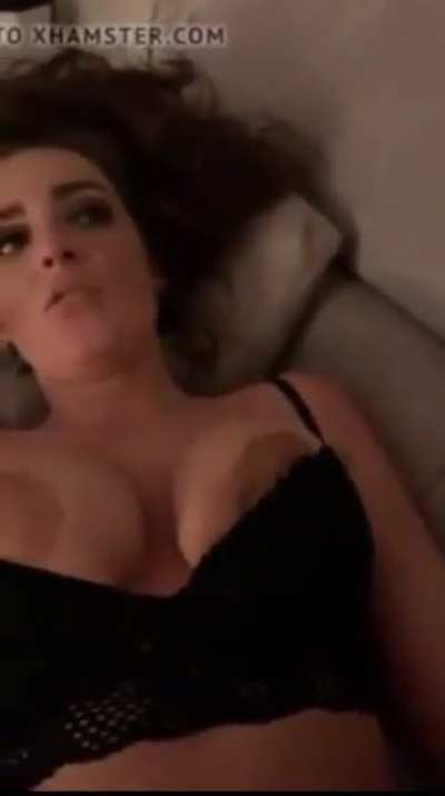 Fick die kleine slut bin so horny DM mich
