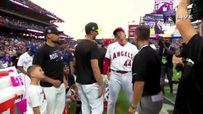 [Highlight] Shohei Ohtani receiving hugs and high fives after the Home Run Derby