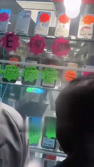 Yesterday evening, there was a robbery at a phone shop in Whitechapel. The people who own the shop locked the thieves inside so they couldn't get away.
