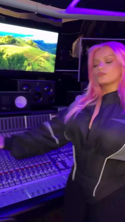 The Glam Is Glamming (Instagram 11/22/25)