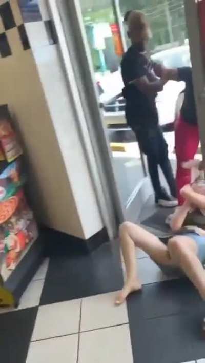 Jealous ex violently beats up her baby daddy’s new girl as the baby tries to help her. She was arrested.