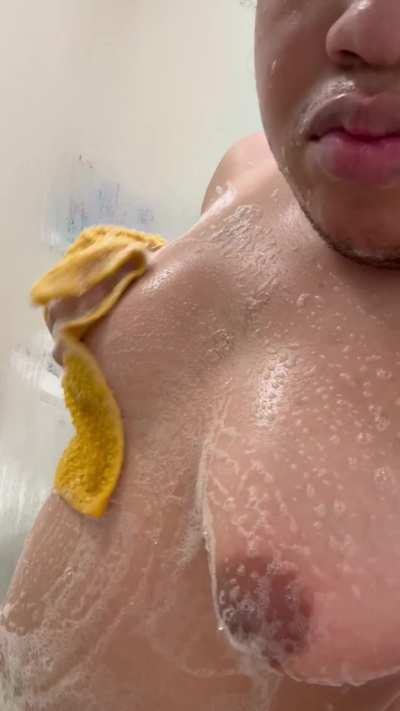 I wish I had a cute daddy in my shower with me :3