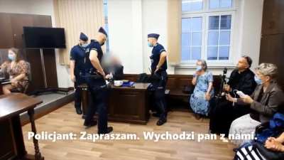 Po aresztowaniu za obrazę sadu ministranta zeznającego w masce gazowej pan, zwany również księdzem, Woźnicki uświadamia sędziemu, że ten skończy w piekle.