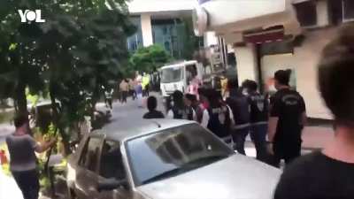 Onur yürüy<wbr>üşünd<wbr>e polisin attığı ses bombasına “çocuk uyuyor” diyen CHP’li evinden alındı.