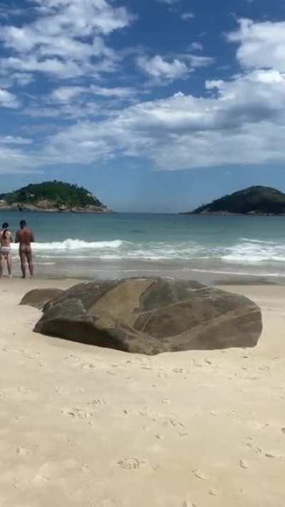 Cris Galêra chegou na praia de nudismo!!