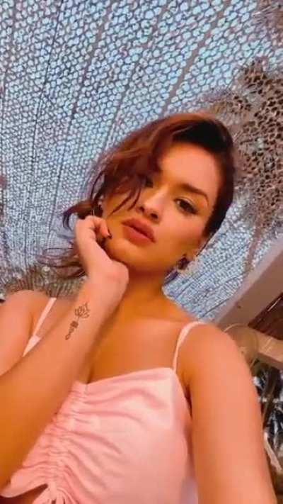 More cleavage 😍