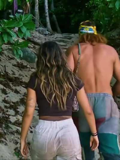 Dee’s white pants