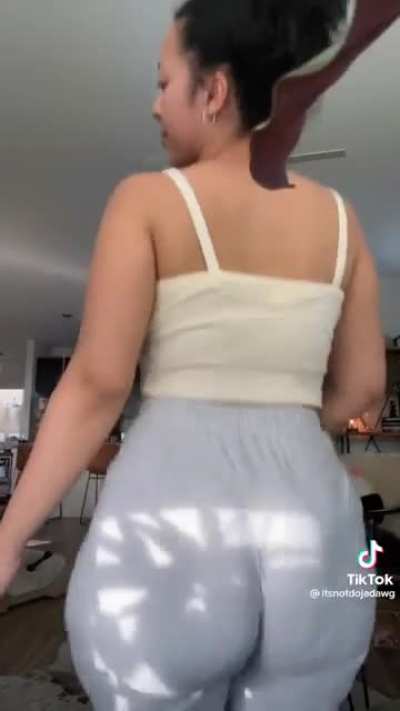 Doja cat lookalike clapping