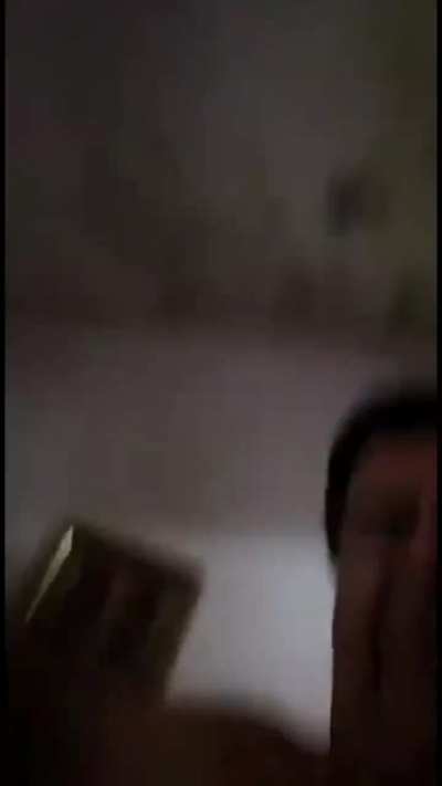 este velho homem casa esta bunda a fora bravo