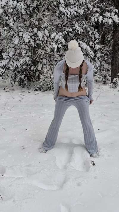 Got dared to put my lil booty cheeks in the snow (f)