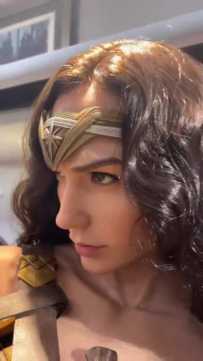Unbelievable lifelike Wonder Woman unboxing and showcase