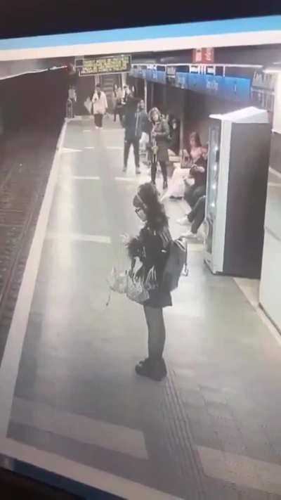 Estás esperando el tren y de repente...