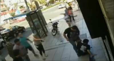Cuando te haces el malo con un jubilado y hay uno cerca que tiene la madre cobrando la mínima. No sé si ya lo subieron pero va de nuevo en todo caso.