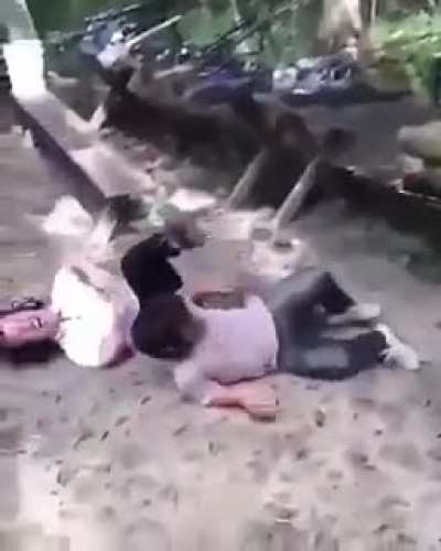 pequenas pessoas grandes armas