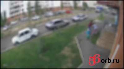 Настоящий шок испытала сегодня семья оренбуржцев с двумя маленькими детьми. Перед ними рухнуло тело мужчины, который выпал из окна с большой высоты.